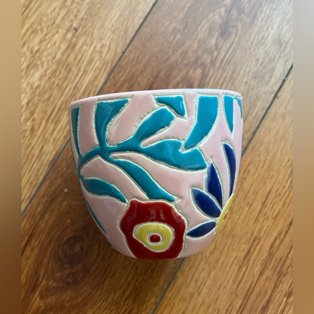 Floral ceramic plant pot. 4” diameter. 3 3/4” tall. Excellent for small plants. - Picture 4 of 6